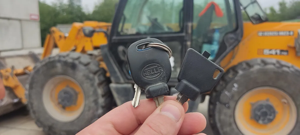 Oryginalne klucze do JCB 541-70 Loadall przed maszyną
