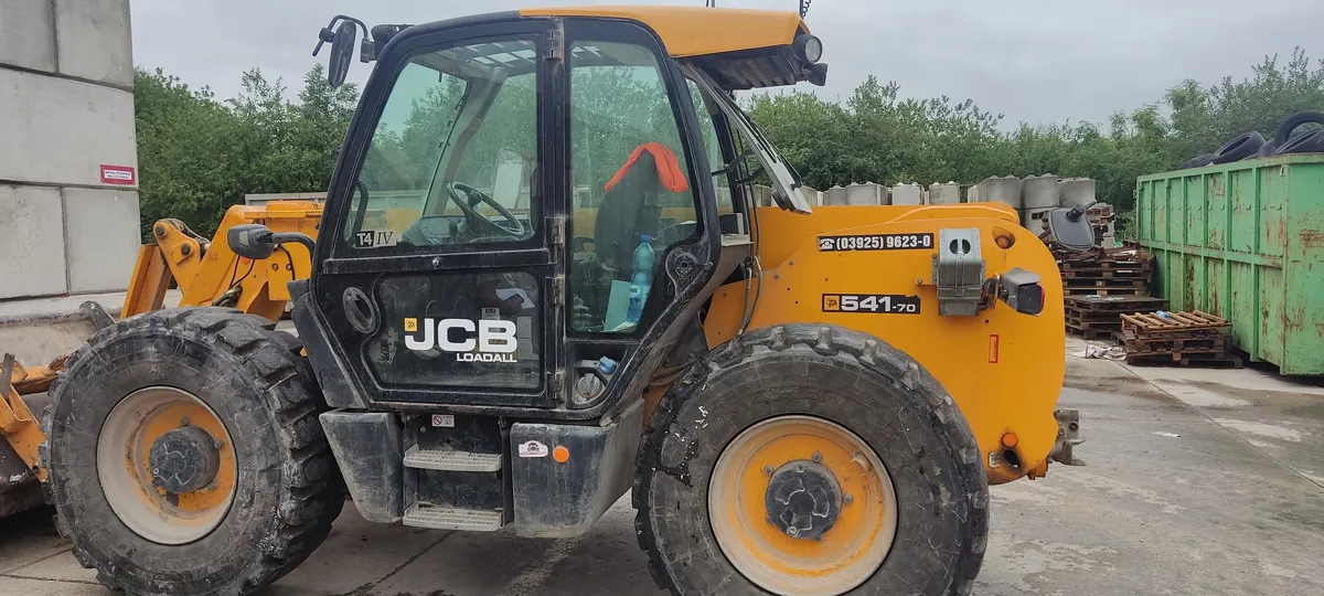 JCB 541-70 Loadall — ładowarka teleskopowa na placu budowy