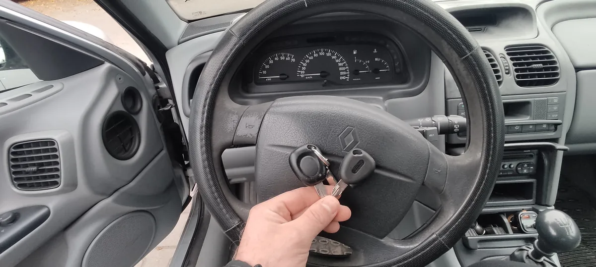 Nowe kluczyki Renault Megane I w środku pojazdu po zakodowaniu